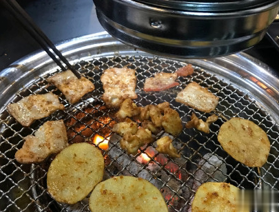 朋友圈吃烤肉的说说带图片 吃烤肉发朋友圈的文案搞笑8