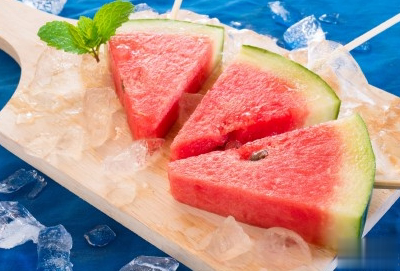 晒西瓜的句子简短带图片 夏天关于西瓜的说说14