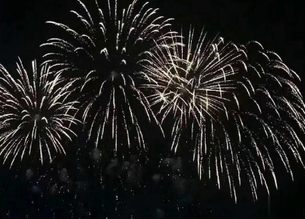 八月早安励志正能量的句子带图片 乘风破浪让自己发光