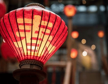 过年贴对联挂灯笼的心情说说 充满年味的心情说说