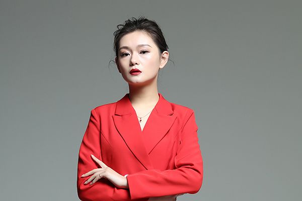 丝袜老师教室自我安慰 伸手摸下面学生的头